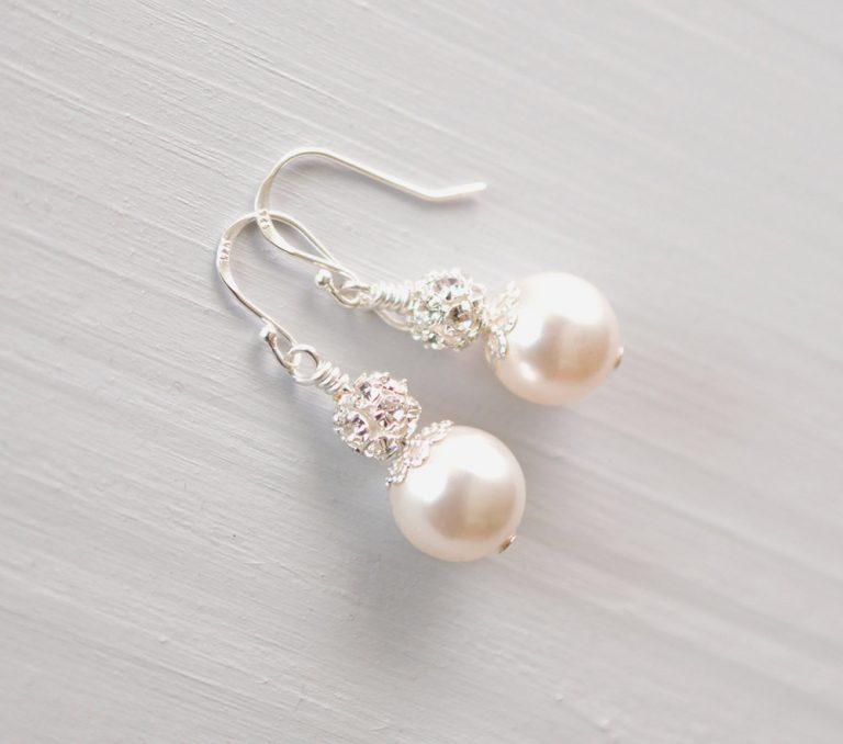 Boucles D'oreilles Argentées Avec Strass Et Perle Transparente - Attache Crochet - Neuf