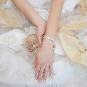 Bracelet mariage chic orné oxydes de zirconium porté par une mariée