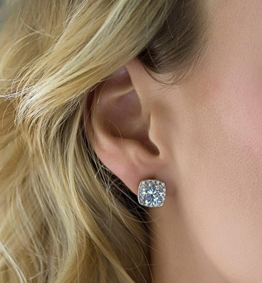 Boucles d’oreilles mariage clous carrées diamantées