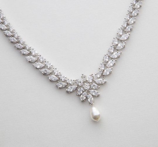 Collier pour mariée élégant diamanté perle nacré Swarovski
