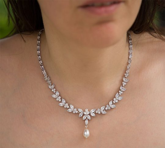 Collier pour mariée élégant diamanté perle nacrée Swarovski