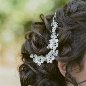 Accessoire cheveux mariage peigne fleurs en métal Louise