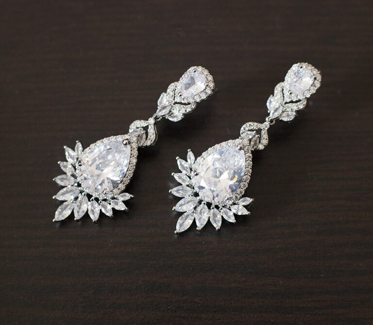 Boucles D'oreilles Pendantes Cristal Bleu Et Alliage Doré - Occasion Très Bon état