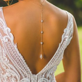 Collier de mariée avec bijou robe dos nu doré rose 