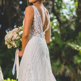 Collier de mariée avec bijou robe dos nu doré rose 