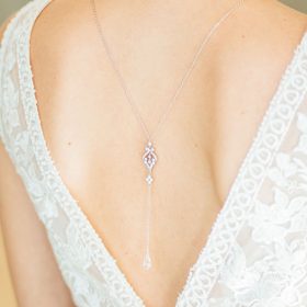 Bijou de dos mariage avec collier en cristal