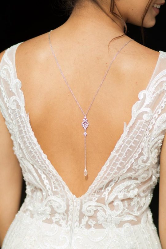 Bijou de dos mariage avec collier en cristal 6