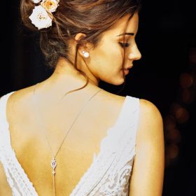 Bijou de dos mariage avec collier en cristal Clara