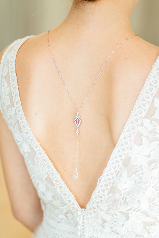 Bijou de dos mariage avec collier en cristal