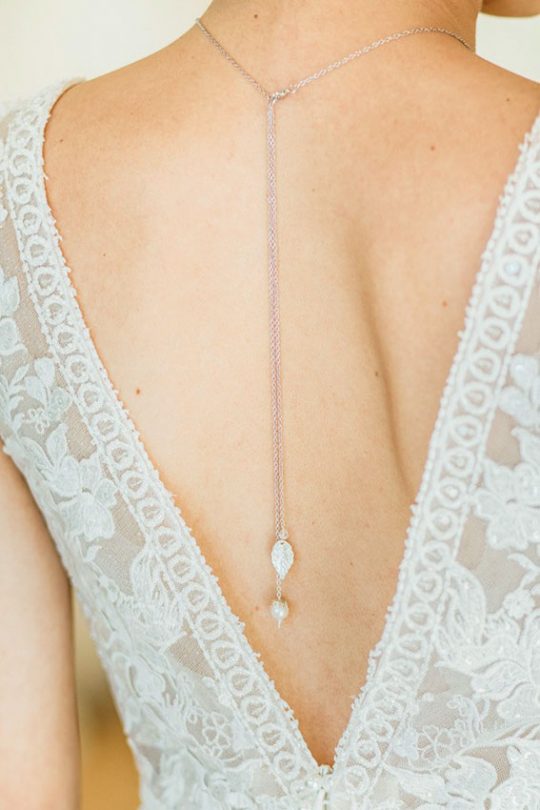 Bijou de dos mariage avec collier perle Swarovski feuille bohème 2