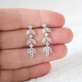 Boucles d'oreilles mariée délicates feuilles en cristal
