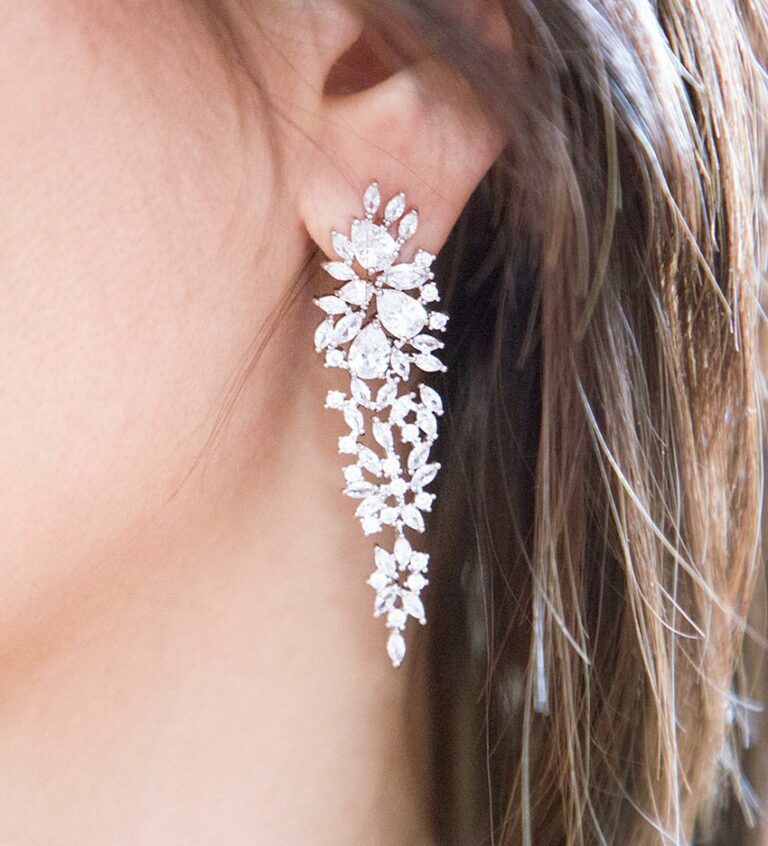 Boucles D'oreilles Clous Fleurs En Cristal Strass Argenté - Parisienne - Neuf Avec étiquettes
