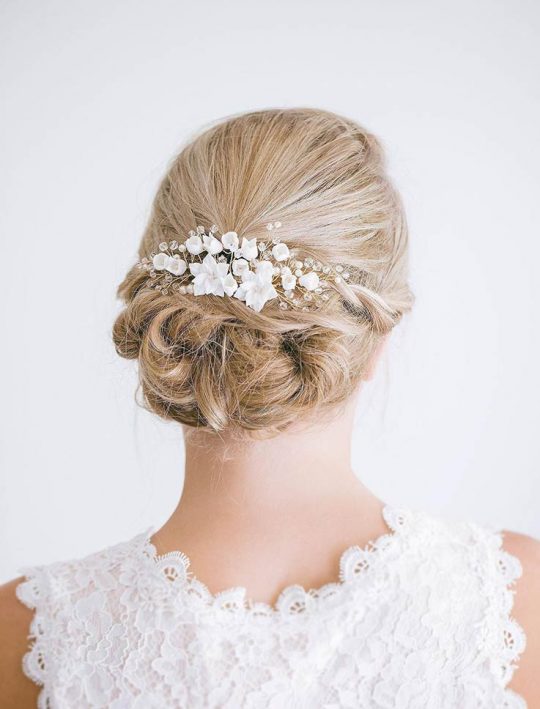 bijoux chignon mariage fleurs blanches sur peigne