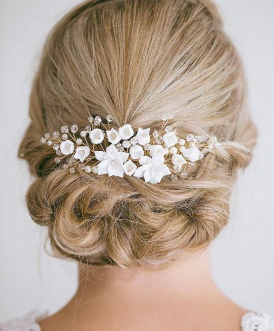 bijoux chignon mariage fleurs blanches sur peigne