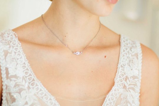 Collier de mariée avec bijou original robe dos nu Rachel