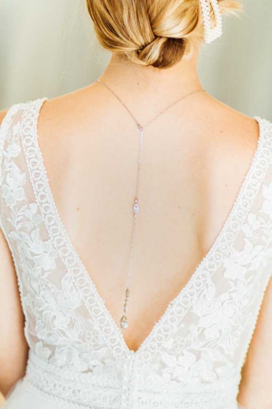 Collier de mariée avec bijou original robe dos nu Rachel