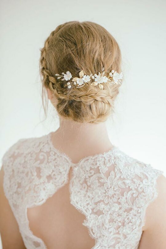 Bijoux coiffure mariage romantique fleurs feuilles