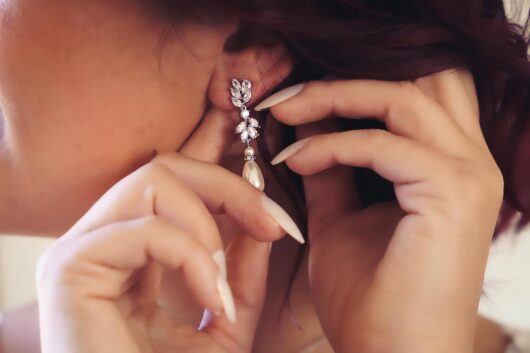 Boucles d’oreilles mariage pendantes perles et strass « Aronia »