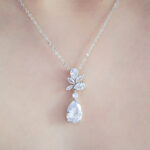 Collier Fantaisie Femme Fleur Ivoire Et Cristal – Idéal Pour Mariage Ou Soirée
