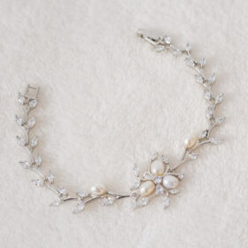 Bracelet délicat argenté fleur perles bohème chic « Stéphanie »
