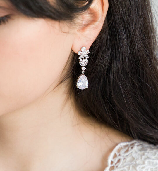 Boucles d'oreilles de mariée mi-longues diamantées cristaux oxydes de zirconium "Cleopatra"