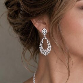 Alternative view of Boucles d'oreilles mariée élégantes chic féminines en cristal zircon "Chloé"