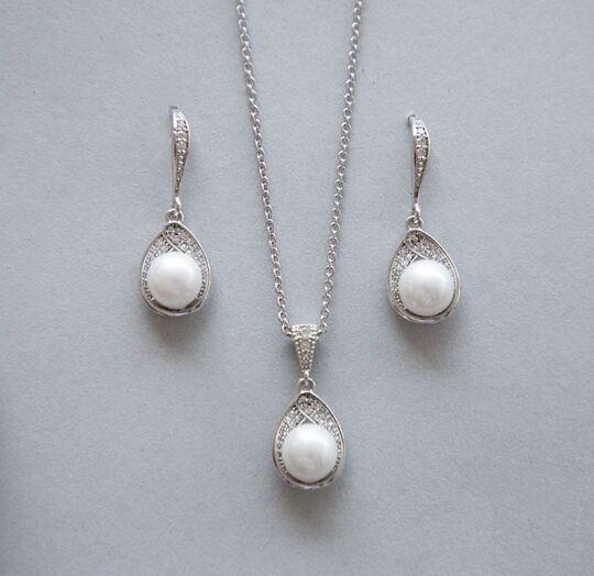 Parure bijoux mariage discrète légère perles et cristal Théa