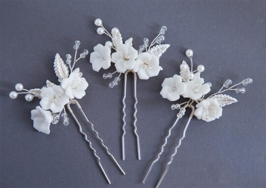 Pics avec fleurs blanches pour coiffure de mariage doré ou argenté – Image 2