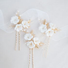 Pics avec fleurs blanches pour coiffure de mariage doré ou argenté