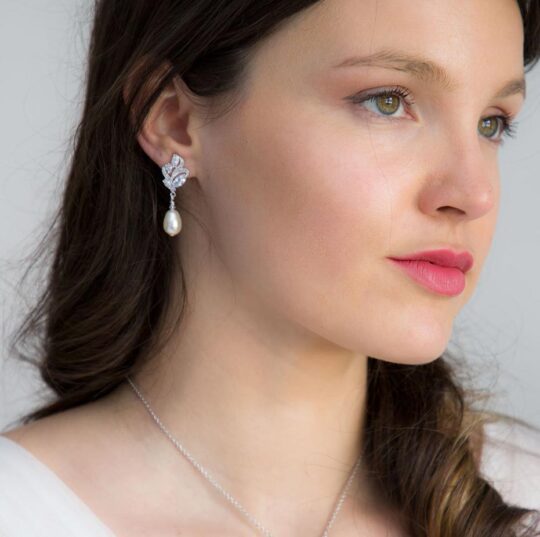 Boucles d'oreilles pour mariée ornées de perles et de cristaux, légères et élégantes