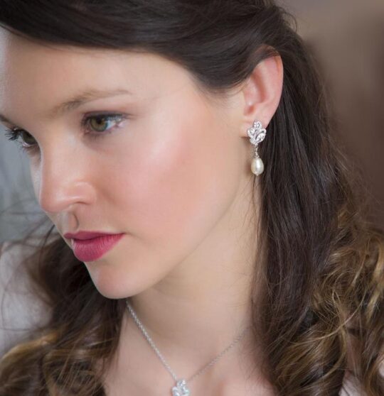 Boucles d'oreilles pour mariée ornées de perles et de cristaux, légères et élégantes "Amanda" – Image 2
