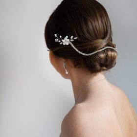 Alternative view of Bijou cheveux mariage bohème chic fleurs strass sur petites peignes "Solenne"