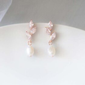 Alternative view of Boucles d’oreilles mariage petites légères perles naturelles & zircon "Céleste"