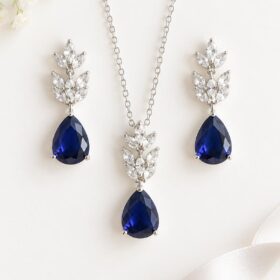 Parure de bijoux femme élégante, mariage et cérémonie, gouttes cristal bleu "Alma"
