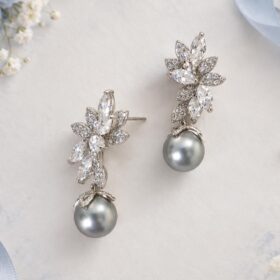 Alternative view of Boucles d’oreilles de mariée élégantes en oxydes de zirconium et perles bleu-gris "Solène"