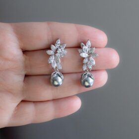 Alternative view of Boucles d’oreilles de mariée élégantes en oxydes de zirconium et perles bleu-gris "Solène"