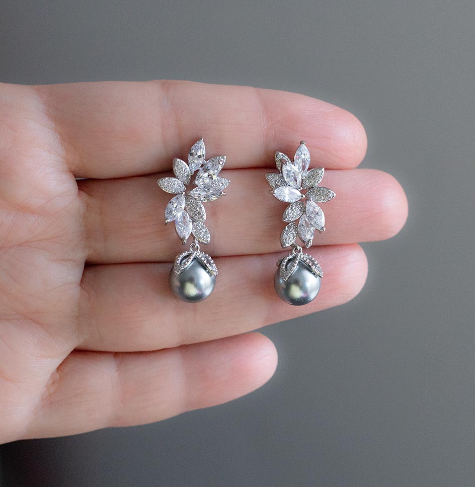 Boucles d’oreilles de mariée élégantes en oxydes de zirconium et perles bleu-gris "Solène" – Image 2