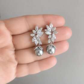 Boucles d’oreilles de mariée élégantes en oxydes de zirconium et perles bleu-gris "Solène" – Image 3