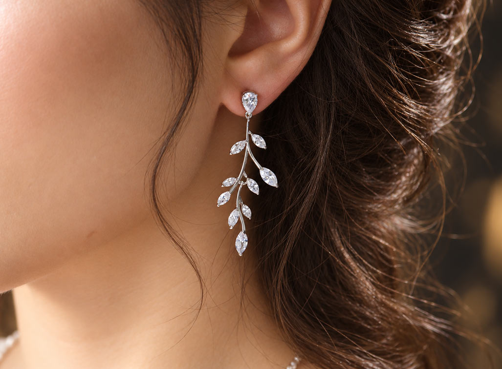 Boucles d’oreilles mariage raffinées à feuilles en cristal scintillant "Ariane" – Image 4
